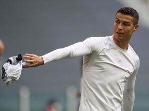 Juventus Kalahkan Genoa, kok Ronaldo Malah Lempar Jersey?