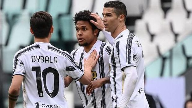 Juventus' American midfielder Weston McKennie (C) celebrates with Juventus' Argentine forward Paulo Dybala (L) and Juventus' Portuguese forward Cristiano Ronaldo after scoring Juventus' third goal during the Italian Serie A football match Juventus vs Genoa on April 11, 2021 at the Juventus stadium in Turin. (Photo by Marco BERTORELLO / AFP)