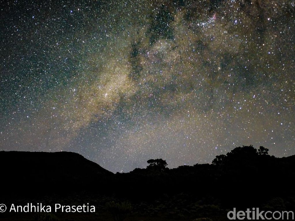 Indahnya Galaksi Bimasakti dari Gunung Gede yang Manjakan Mata Indahnya Galaksi Bimasakti dari Gunung Gede yang Manjakan Mata