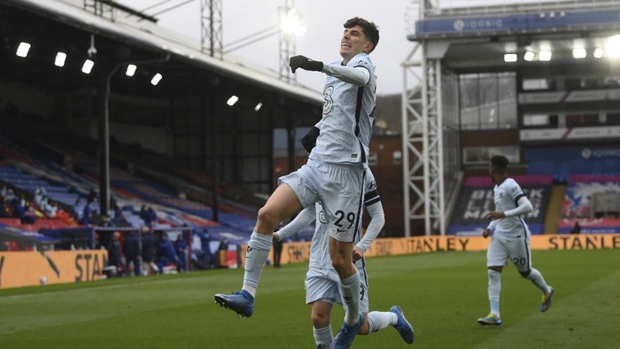 Chelseas Kai Havertz celebrates with teammates after scoring his sides opening goal during the English Premier League soccer match between Crystal Palace and Chelsea at Selhurst Park stadium in London, Saturday, April 10, 2021. (Mike Hewitt/Pool via AP)