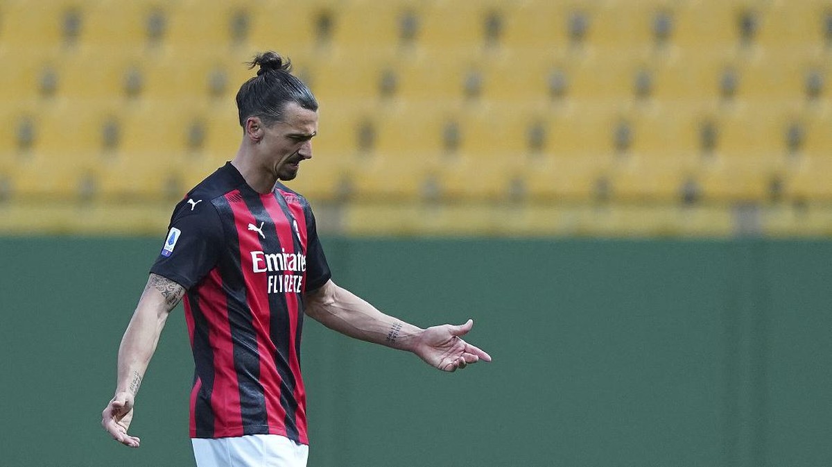 Bomber AC Milan Zlatan Ibrahimovic dikartu merah melawan Parma. Foto: AP/Spada