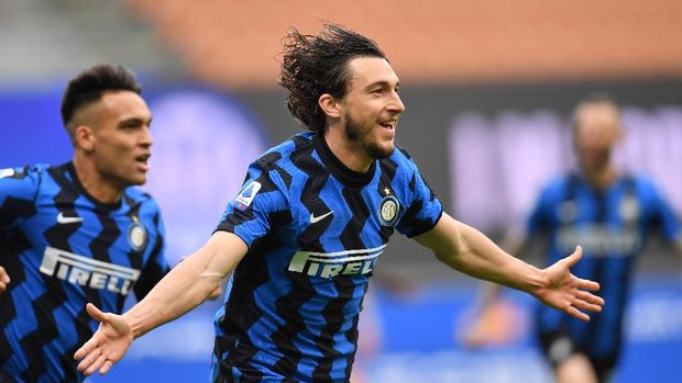 Soccer Football - Serie A - Inter Milan v Cagliari - San Siro, Milan, Italy - April 11, 2021 Inter Milan's Matteo Darmian celebrates scoring their first goal REUTERS/Daniele Mascolo