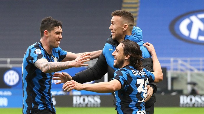 MILAN, ITALY - APRIL 11: Matteo Darmian of FC Internazionale  celebrates with Alessandro Bastoni after scoring their sides first goal during the Serie A match between FC Internazionale  and Cagliari Calcio at Stadio Giuseppe Meazza on April 11, 2021 in Milan, Italy. Sporting stadiums around Italy remain under strict restrictions due to the Coronavirus Pandemic as Government social distancing laws prohibit fans inside venues resulting in games being played behind closed doors. (Photo by Marco Luzzani/Getty Images)