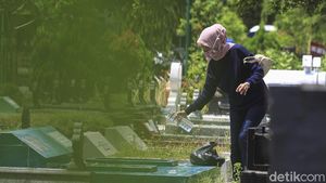 Warga Yogyakarta Juga Ziarah Makam Jelang Bulan Puasa