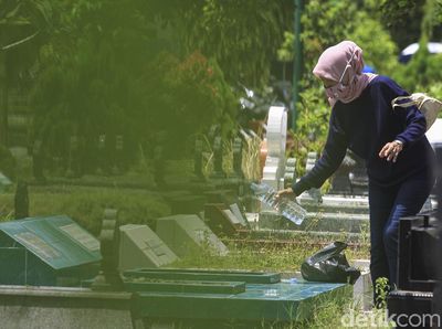 Warga Yogyakarta Juga Ziarah Makam Jelang Bulan Puasa