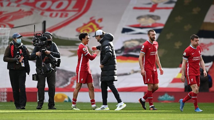 LIVERPOOL, ENGLAND - APRIL 10: Juergen Klopp, Manager of Liverpool celebrates with Trent Alexander-Arnold of Liverpool following the Premier League match between Liverpool and Aston Villa at Anfield on April 10, 2021 in Liverpool, England. Sporting stadiums around the UK remain under strict restrictions due to the Coronavirus Pandemic as Government social distancing laws prohibit fans inside venues resulting in games being played behind closed doors.  (Photo by Laurence Griffiths/Getty Images)
