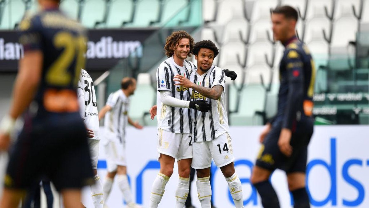 Rabiot dan McKennie merayakan gol ketiga Juventus ke gawang Genoa. Foto: Getty Images/Valerio Pennicino