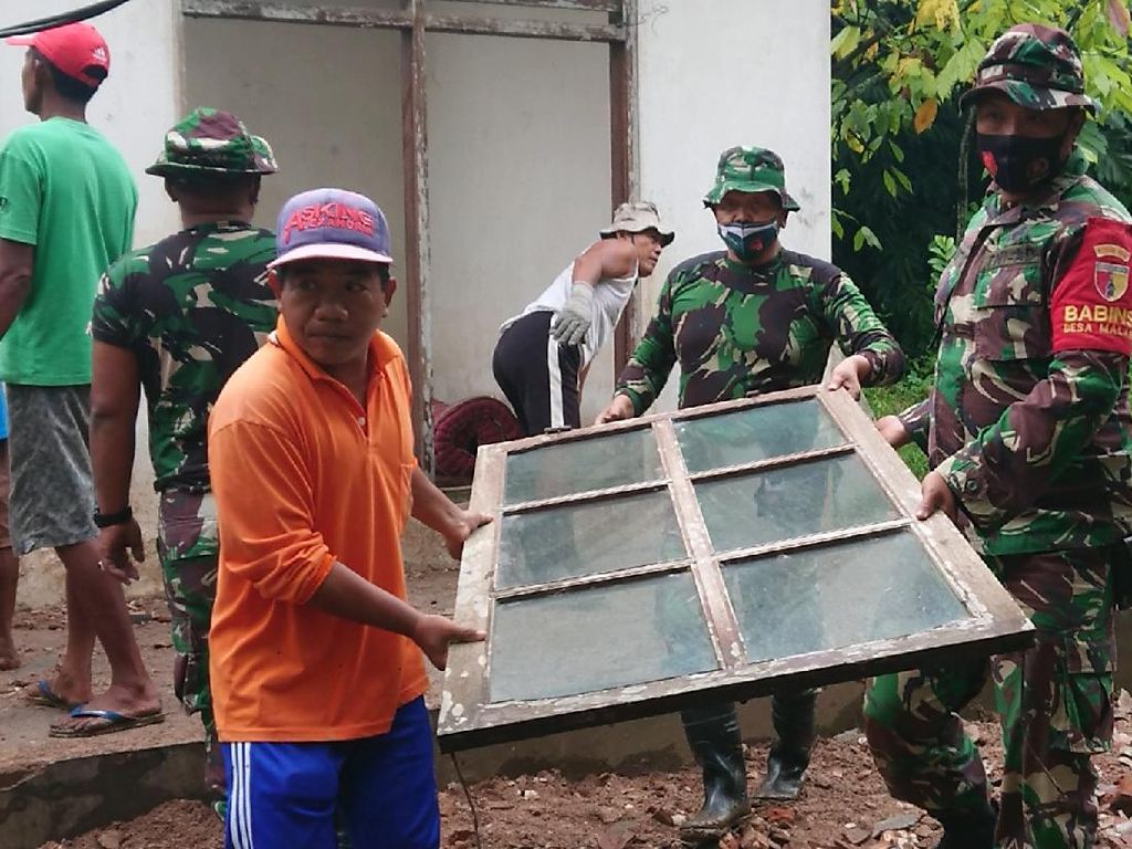 TNI-Relawan Bersihkan Rumah Warga Terdampak Gempa di Trenggalek TNI-Relawan Bersihkan Rumah Warga Terdampak Gempa di Trenggalek
