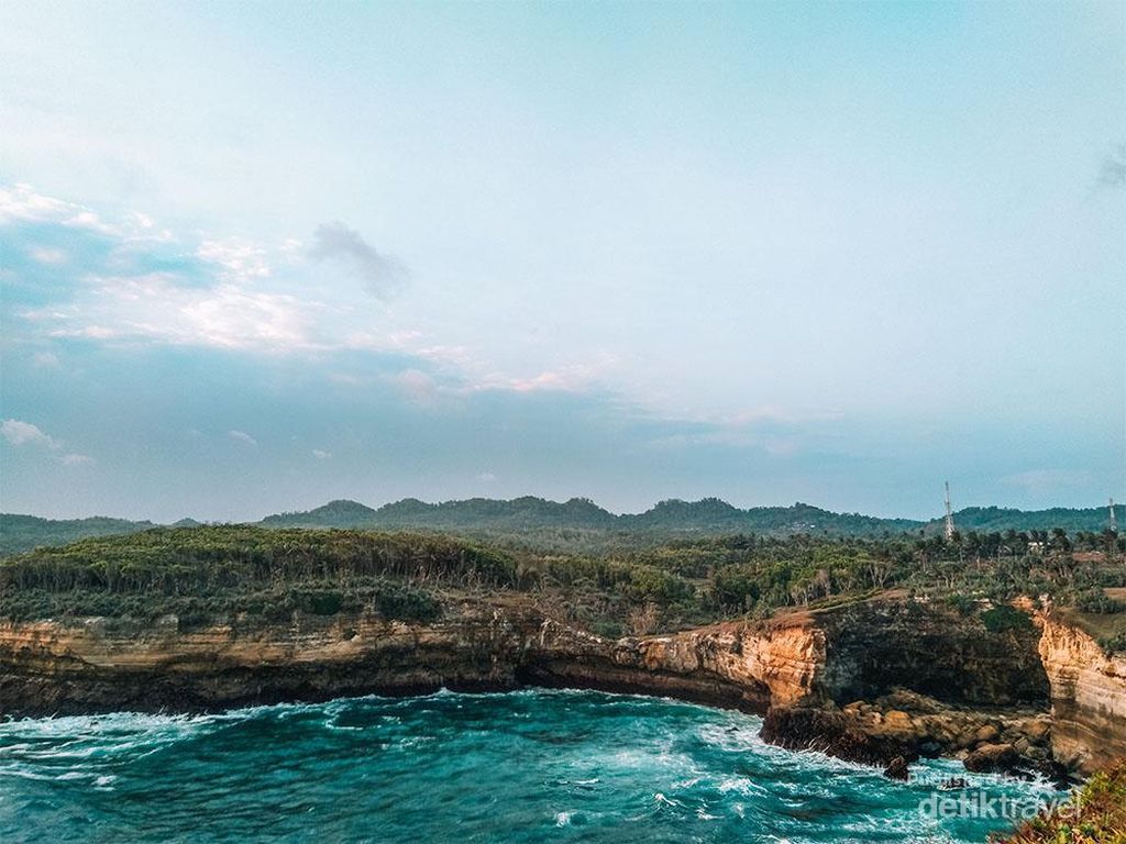Keindahan Tersembunyi di Pesisir Bumi Pacitan Keindahan Tersembunyi di Pesisir Bumi Pacitan