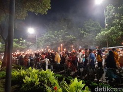 Jelang Ramadhan, Kerumunan Bocah Pawai Obor di Grogol Jakbar