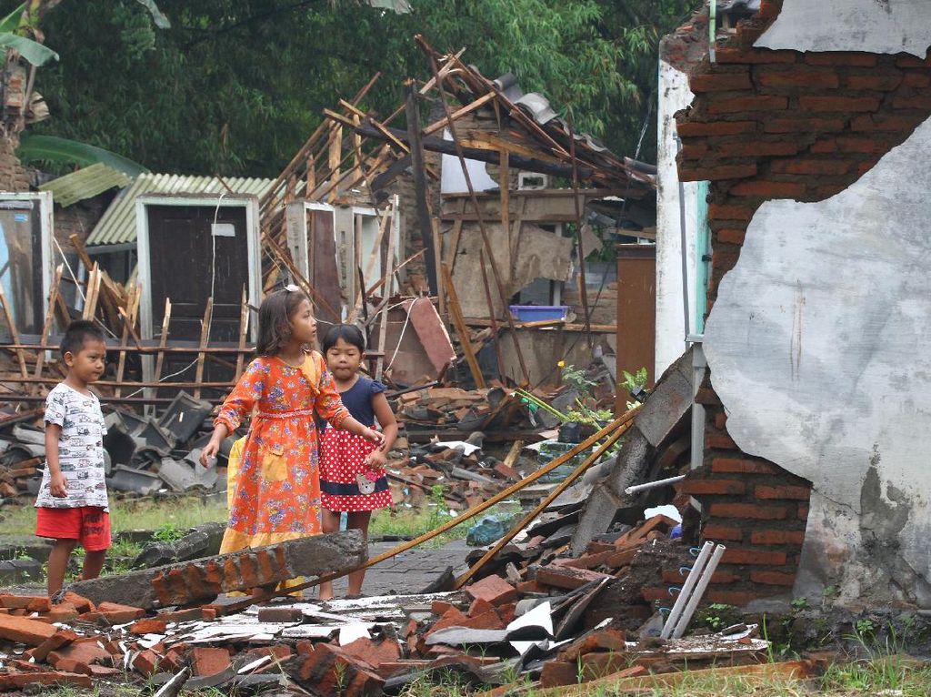 Potret Rumah Warga yang Rusak Gegara Gempa Malang Potret Rumah Warga yang Rusak Gegara Gempa Malang