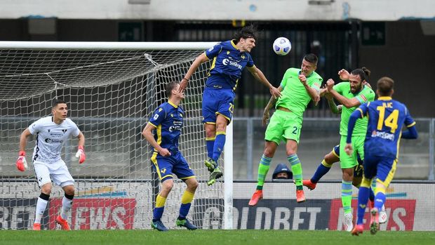 VERONA, ITALY - APRIL 11: Sergej Milinkovic-Savic of S.S. Lazio scores their side's first goal past Marco Silvestri of Hellas Verona during the Serie A match between Hellas Verona FC  and SS Lazio at Stadio Marcantonio Bentegodi on April 11, 2021 in Verona, Italy. Sporting stadiums around Italy remain under strict restrictions due to the Coronavirus Pandemic as Government social distancing laws prohibit fans inside venues resulting in games being played behind closed doors. (Photo by Alessandro Sabattini/Getty Images)