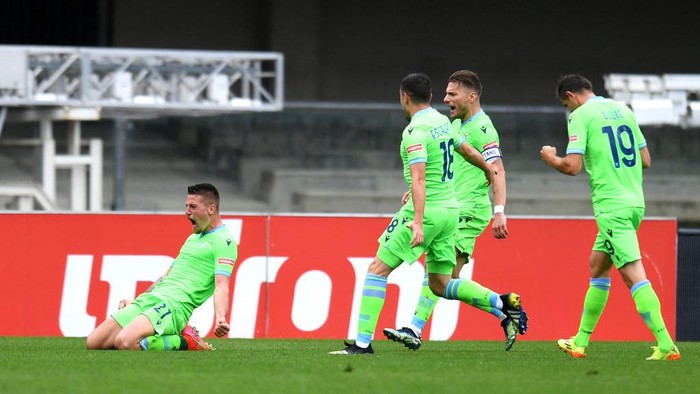 VERONA, ITALY - APRIL 11: Sergej Milinkovic-Savic of S.S. Lazio celebrates after scoring their sides first goal during the Serie A match between Hellas Verona FC  and SS Lazio at Stadio Marcantonio Bentegodi on April 11, 2021 in Verona, Italy. Sporting stadiums around Italy remain under strict restrictions due to the Coronavirus Pandemic as Government social distancing laws prohibit fans inside venues resulting in games being played behind closed doors. (Photo by Alessandro Sabattini/Getty Images)