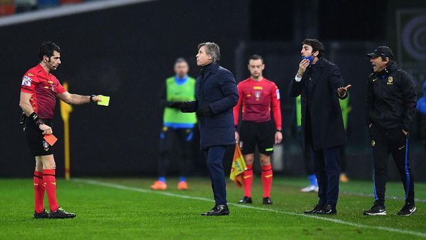 UDINE, ITALY - JANUARY 23:Referee Fabio Maresca shows the red card to  Antonio Conte head coach of FC Internazionale during the Serie A match between Udinese Calcio and FC Internazionale at Dacia Arena on January 23, 2021 in Udine, Italy. (Photo by Alessandro Sabattini/Getty Images)