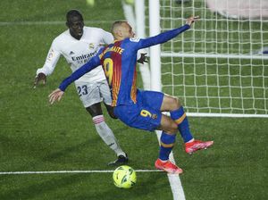 El Clasico: Wasit Sudah Tepat, Insiden Mendy-Braithwaite Bukan Penalti