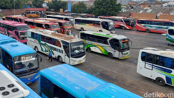 Melihat Lebih Dekat Aktivitas di Terminal Cicaheum Jelang Ramadhan