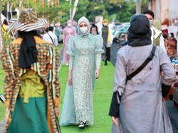 Produk Halal Disajikan di Pantai Marina Boom, Ada Kajian Agama yang Toleran