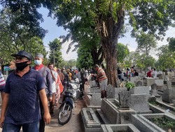 Tradisi Nyekar Jelang Ramadhan di Surabaya Mulai Ramai Didatangi Warga