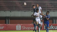 Pertandingan yang digelar di Stadion Maguwoharjo, Sleman tanpa dihadiri suporter dari kedua kesebelasan. 