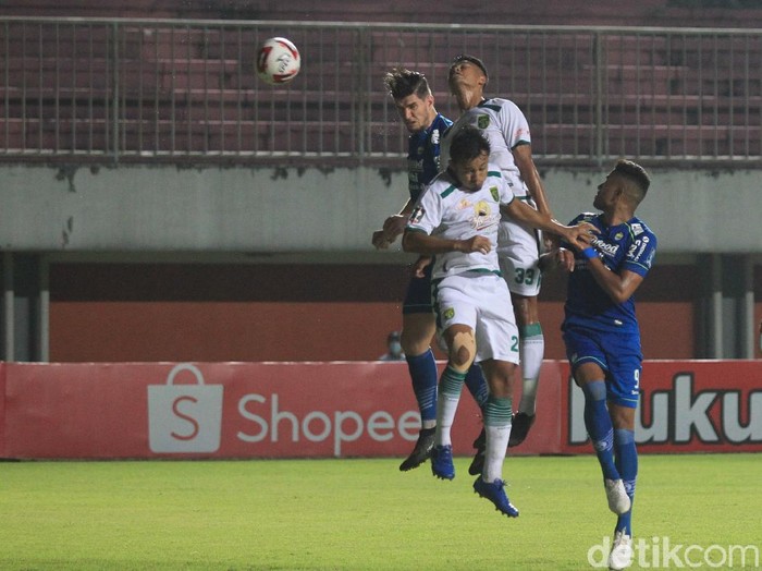 Persib Bandung berhasil melaju ke babak semifinal Piala Menpora 2021 usai memenangi duel klasik melawan Persebaya Surabaya, Minggu (11/4/2021).

Pius Erlangga/detikcom