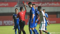 Wasit mengeluarkan dua kartu merah, masing-masing satu kartu merah untuk kedua kesebelasan.