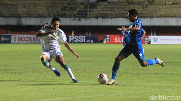 Persib Bandung Menangkan Duel Klasik Lawan Persebaya Persib Bandung berhasil melaju ke babak semifinal Piala Menpora 2021 usai memenangi duel klasik melawan Persebaya Surabaya, Minggu (11/4/2021).
Pius Erlangga/detikcom