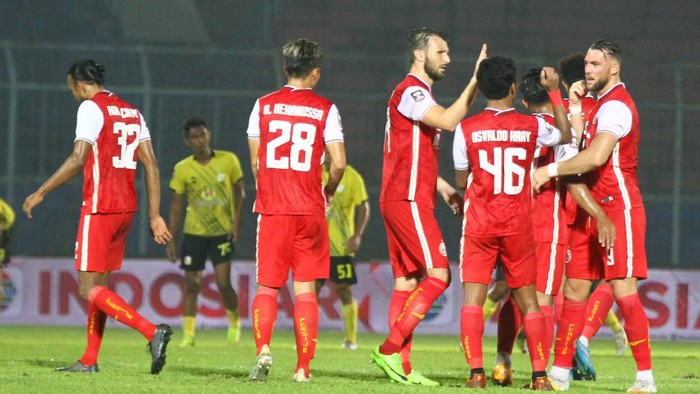 Pesepak bola Persija Jakarta melakukan selebrasi usai mengalahkan Barito Putera dalam Babak Perempat Final Piala Menpora di Stadion Kanjuruhan, Malang, Jawa Timur, Sabtu (10/4/2021). Persija Jakarta melaju ke babak semifinal usai menang dengan skor akhir 1-0.  ANTARA FOTO/Ari Bowo Sucipto/aww.