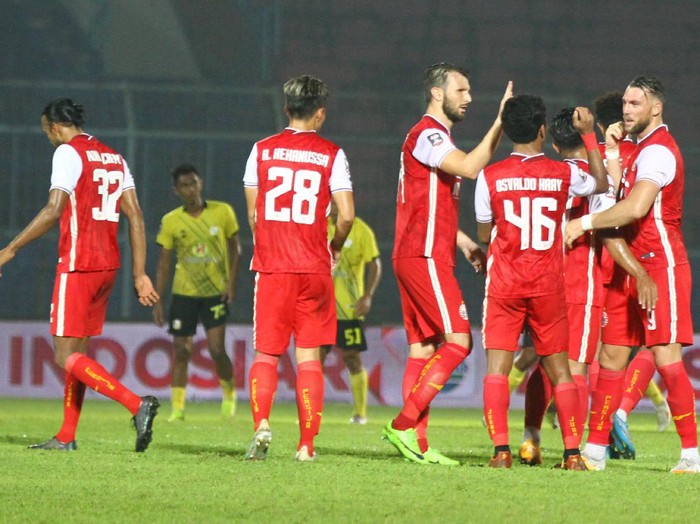 Pesepak bola Persija Jakarta melakukan selebrasi usai mengalahkan Barito Putera dalam Babak Perempat Final Piala Menpora di Stadion Kanjuruhan, Malang, Jawa Timur, Sabtu (10/4/2021). Persija Jakarta melaju ke babak semifinal usai menang dengan skor akhir 1-0.  ANTARA FOTO/Ari Bowo Sucipto/aww.