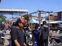 Jualan di Pinggir Rel KA, 105 Pedagang di Ciranjang Cianjur Ditertibkan