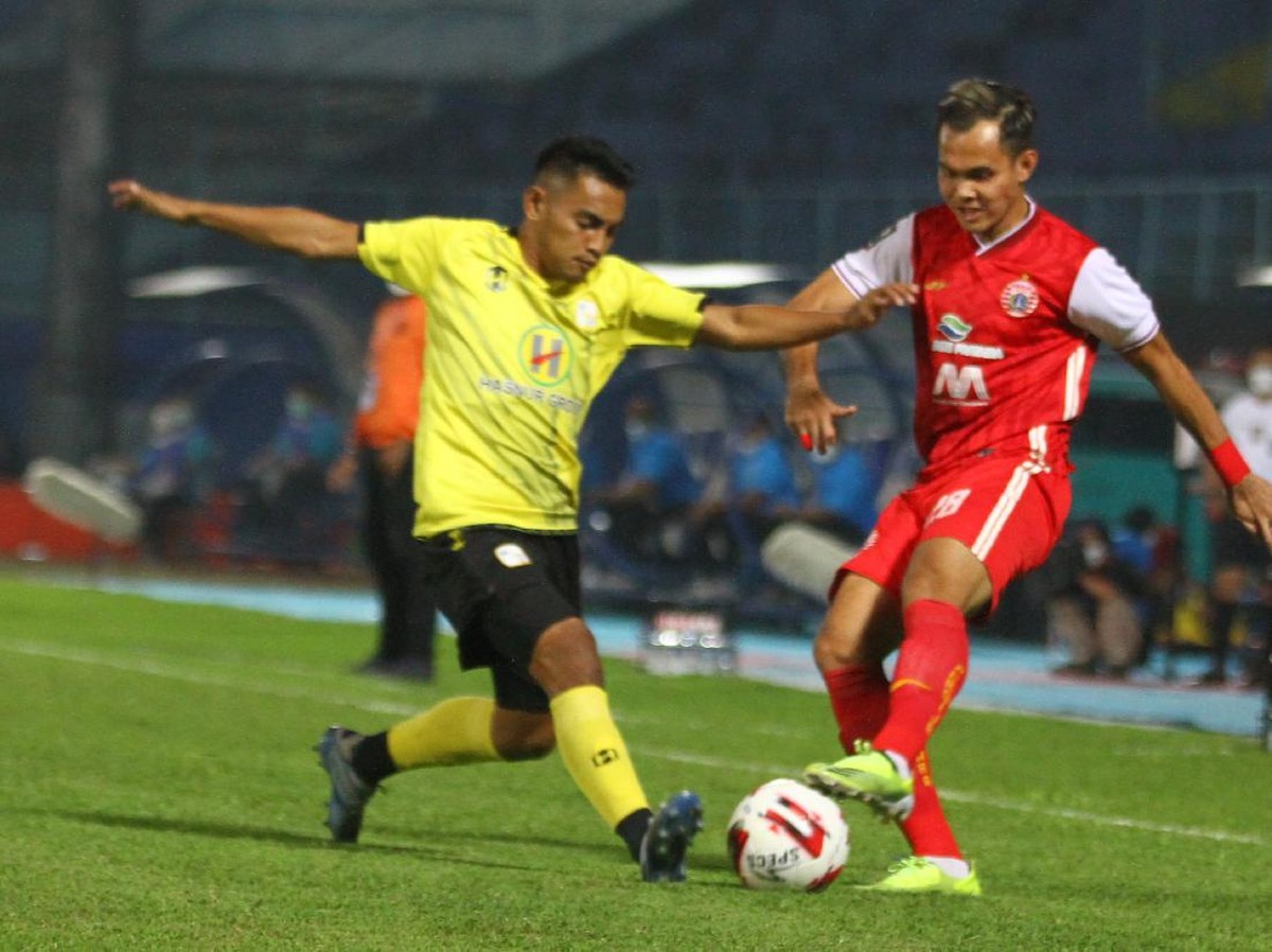 Rezaldi Hehanusa (kanan) pindah dari Persija Jakarta ke Persib Bandung. (Foto: Ari Bowo Sucipto/ANTARA FOTO)