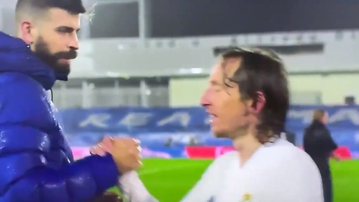 Pique dan Modric terlibat percakapan usai El Clasico yang dimenangi Real Madrid 2-1. Foto diambil melalui tangkapan layar potongan video di twitter.