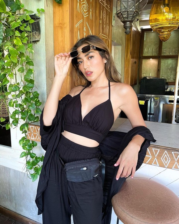 Pose body goals dari Jessica Iskandar saat berada di Bali.