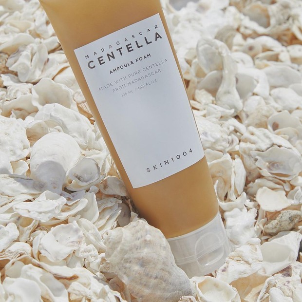 Produk Centella Ampoule Foam/Instagram.com/skin1004_indonesia Gunakanlah foam ini setelah memakai cleansing oil agar wajahmu bersih secara maksimal.