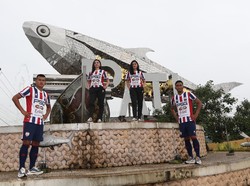 Selain menampilkan warna jersey putih, merah, biru, yang diambil dari warna logo PSG Pati. Kami juga berusaha menghadirkan identitas Pati dengan motif ikan bandeng yang menjadi salah satu ikon Pati, kata Presiden klub PSG Pati Saiful Arifin. (Foto: Dok. PSG Pati)