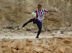 Untuk bagian celana, giliran warna biru tua yang tampil dominan dengan aksen garis vertikal warna merah-putih di bagian samping. (Foto: Dok. PSG Pati)