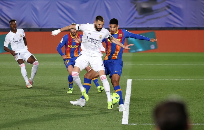 MADRID, SPAIN - APRIL 10: Karim Benzema of Real Madrid scores their sides first goal during the La Liga Santander match between Real Madrid and FC Barcelona at Estadio Alfredo Di Stefano on April 10, 2021 in Madrid, Spain. Sporting stadiums around Spain remain under strict restrictions due to the Coronavirus Pandemic as Government social distancing laws prohibit fans inside venues resulting in games being played behind closed doors.  (Photo by Angel Martinez/Getty Images)