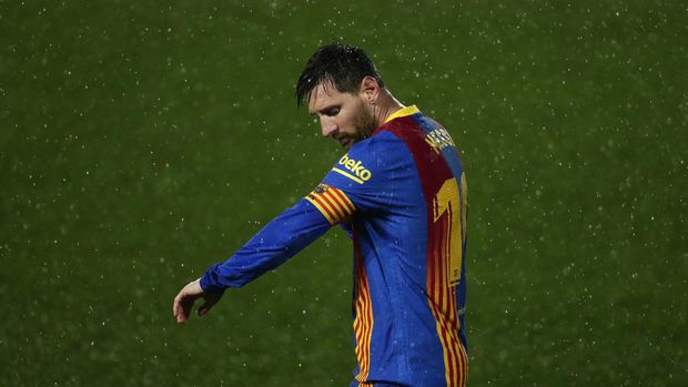 Barcelona's Lionel Messi adjusts his armband during the Spanish La Liga soccer match between Real Madrid and FC Barcelona at the Alfredo di Stefano stadium in Madrid, Spain, Saturday, April 10, 2021. Real Madrid won 2-1. (AP Photo/Manu Fernandez)