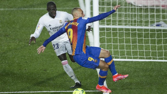 Barcelonas Martin Braithwaite, right, vies for the ball with Real Madrids Ferland Mendy during the Spanish La Liga soccer match between Real Madrid and FC Barcelona at the Alfredo di Stefano stadium in Madrid, Spain, Saturday, April 10, 2021. Real Madrid won 2-1. (AP Photo/Manu Fernandez)