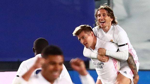 Soccer Football - La Liga Santander - Real Madrid v FC Barcelona - Estadio Alfredo Di Stefano, Madrid, Spain - April 10, 2021 Real Madrid's Toni Kroos celebrates scoring their second goal with teammates REUTERS/Sergio Perez