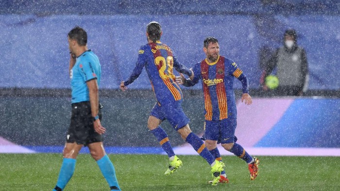MADRID, SPAIN - APRIL 10: Oscar Mingueza of FC Barcelona celebrates with team mate Lionel Messi after scoring their sides first goal during the La Liga Santander match between Real Madrid and FC Barcelona at Estadio Alfredo Di Stefano on April 10, 2021 in Madrid, Spain. Sporting stadiums around Spain remain under strict restrictions due to the Coronavirus Pandemic as Government social distancing laws prohibit fans inside venues resulting in games being played behind closed doors.  (Photo by Angel Martinez/Getty Images)