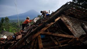 Rumah Rusak Gegara Gempa, Warga Lumajang Selamatkan Barang Berharga