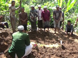 Satu Warga Lumajang Meninggal Tertimpa Bangunan Saat Gempa Malang Dimakamkan
