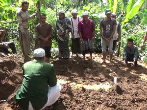 Satu Warga Lumajang Meninggal Tertimpa Bangunan Saat Gempa Malang Dimakamkan Satu Warga Lumajang Meninggal Tertimpa Bangunan Saat Gempa Malang Dimakamkan