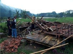 Saung Ambruk Diterjang Angin Puting Beliung, 2 Petani di Cianjur Tewas