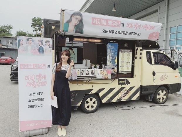 Seo Ji Hye/instagram.com/jihye8024 Seo Ji Hye berpose bareng food truck/instagram.com/jihye8024