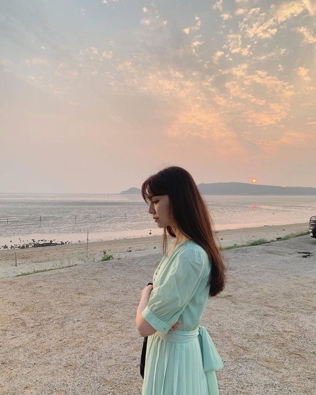 Seo Ji Hye/instagram.com/jihye8024 Seo Ji Hye saat main ke pantai/instagram.com/jihye8024