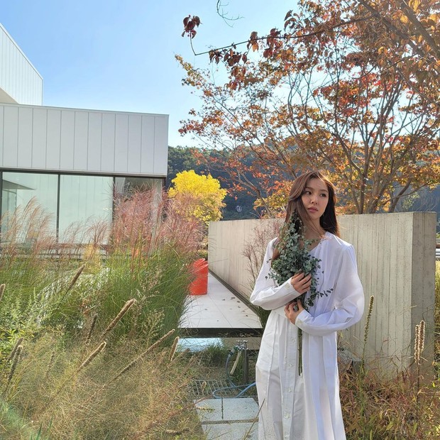 Seo Ji Hye/instagram.com/jihye8024 Seo Ji Hye berpose candid di taman/instagram.com/jihye8024