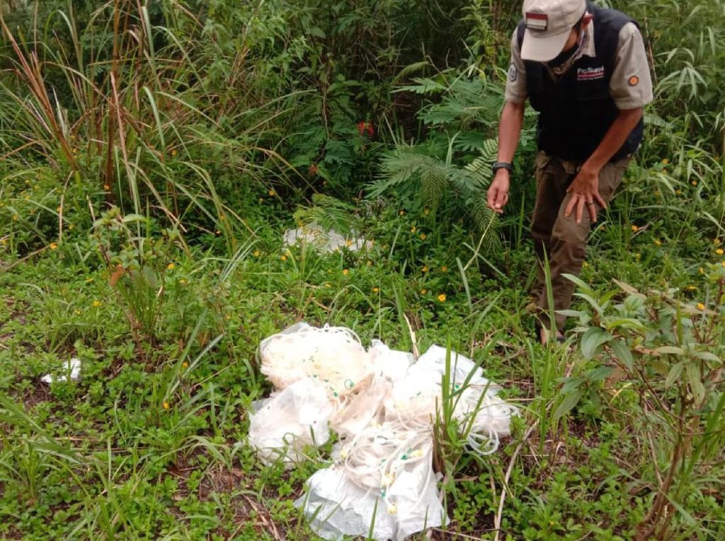 Duh! Sampah Medis Dibuang Sembarangan di Pinggir Jalan Sukabumi-Cianjur Duh! Sampah Medis Dibuang Sembarangan di Pinggir Jalan Sukabumi-Cianjur