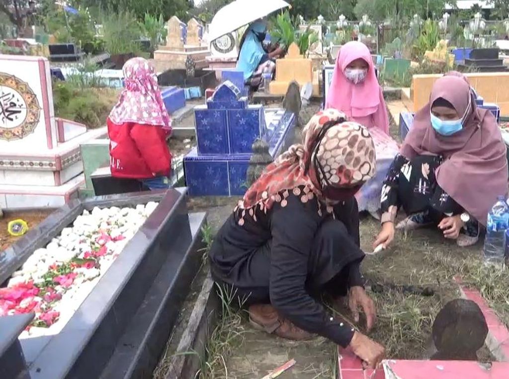 Tak Bisa Mudik ke Jawa, Warga Jambi Pilih Ziarah Kubur Jelang Puasa Tak Bisa Mudik ke Jawa, Warga Jambi Pilih Ziarah Kubur Jelang Puasa