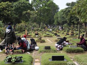 TPU Pondok Kelapa Ramai Peziarah Jelang Ramadhan TPU Pondok Kelapa Ramai Peziarah Jelang Ramadhan